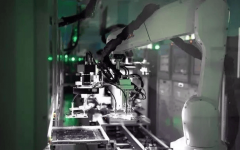 便能发觉异乎寻常：墙壁和地面闪着光